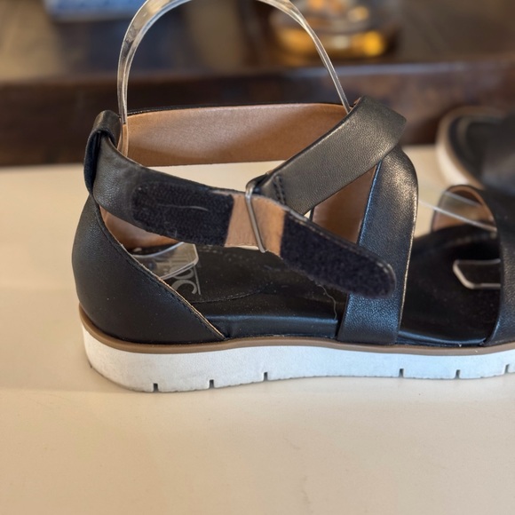 🖤 SOFFT BLACK LEATHER SANDALS! - Picture 4 of 9